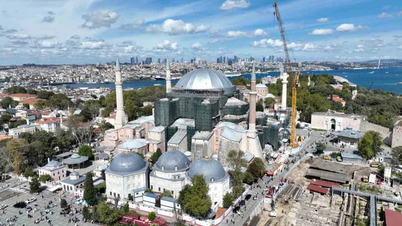 İstanbul’un tarihi simgelerinden Ayasofya-i Kebir Cami-i Şerifi’nde sürdürülen kapsamlı Restorasyon çalışmaları, tarihi