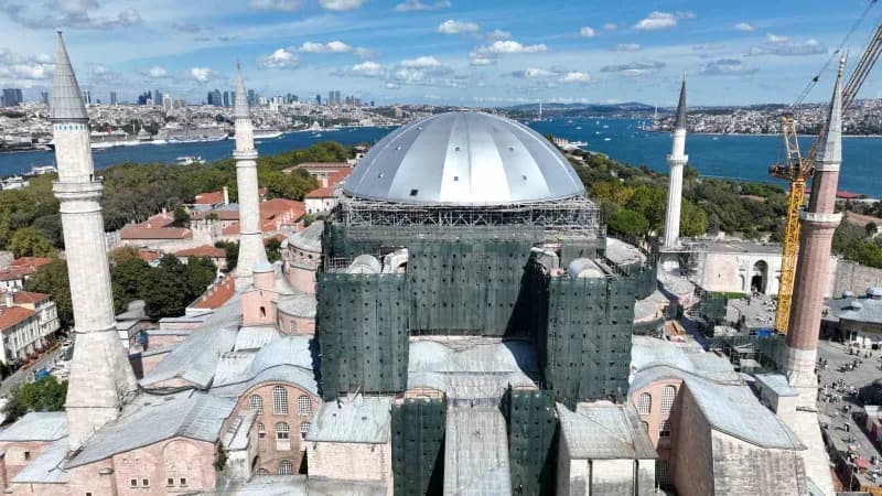 Ana kubbenin Restorasyon çalışmaları sırasında dış etkenlerden korunması amacıyla oluşturulan geçici çelik konstrüksiyon