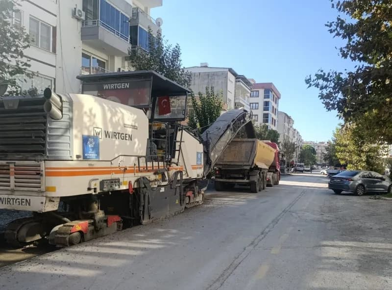 Aydın Büyükşehir Belediyesi ekipleri, 17 ilçede onlarca farklı noktada yol yapım, bakım, onarım ve düzenleme çalışmaları