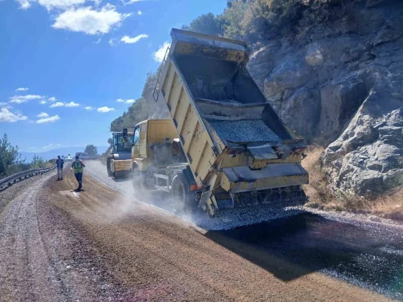 Aydın Büyükşehir Belediyesi ekipleri, 17 ilçede onlarca farklı noktada yol yapım, bakım, onarım ve düzenleme çalışmaları