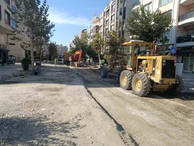 Aydın Büyükşehir Belediyesi ekipleri, 17 ilçede onlarca farklı noktada yol yapım, bakım, onarım ve düzenleme çalışmaları