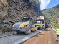 Aydın Büyükşehir Belediyesi ekipleri 17 ilçede yol yapım ve bakım çalışmaları gerçekleştiriyor
