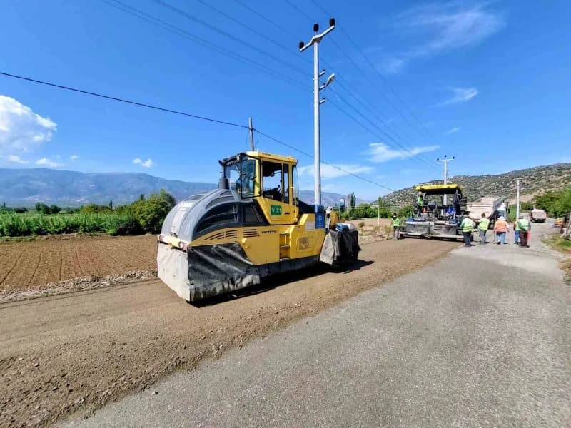 Aydın Büyükşehir Belediyesi ekipleri, 17 ilçede onlarca farklı noktada yol yapım, bakım, onarım ve düzenleme çalışmaları