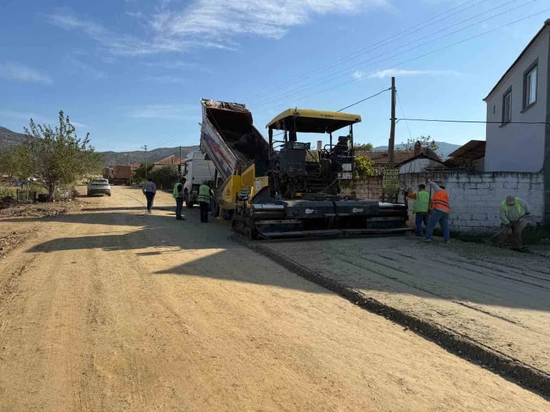 Aydın Büyükşehir Belediyesi ekipleri, 17 ilçede onlarca farklı noktada yol yapım, bakım, onarım ve düzenleme çalışmaları
