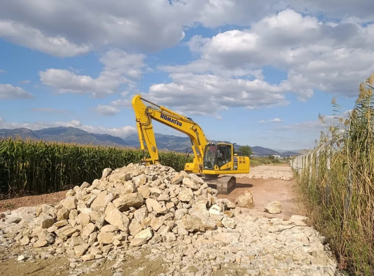 Aydın Büyükşehir Belediyesi ekipleri, 17 ilçede onlarca farklı noktada yol yapım, bakım, onarım ve düzenleme çalışmaları