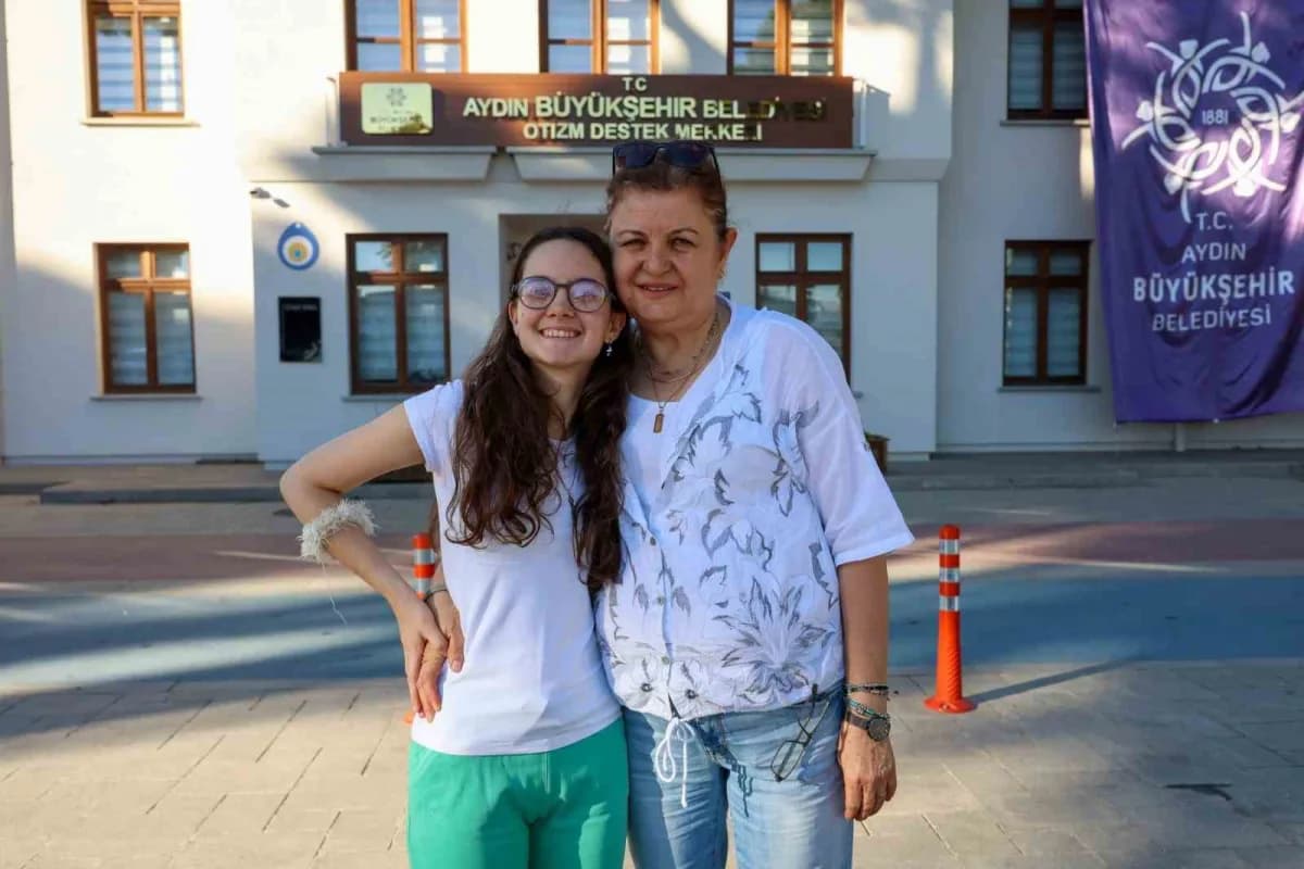 Aydın Büyükşehir Belediyesi Otizm Destek Merkezi öğrencisi Ece Volkan masa tenisi oynarken