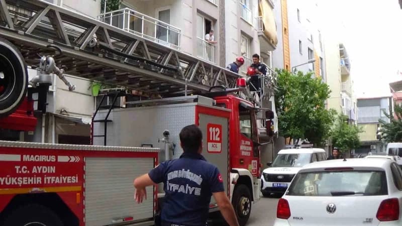 Aydın'ın Efeler ilçesinde 5 katlı bir binanın 3'üncü katındaki evin penceresinde görülen 5 yaşındaki otizmli çocuk, çevr