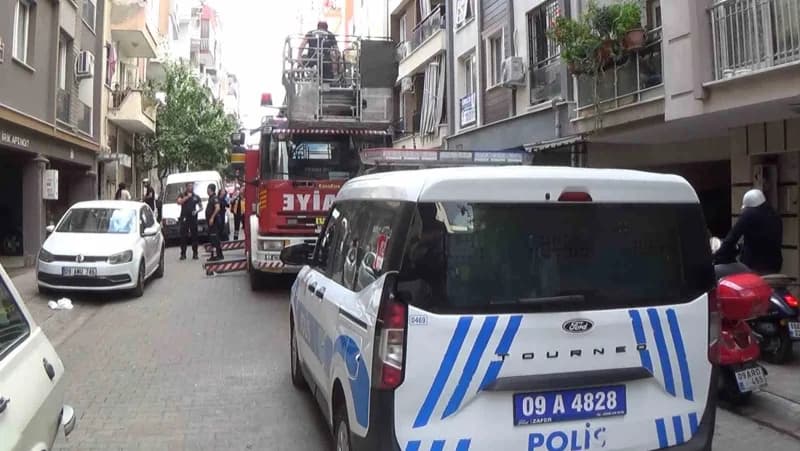 Aydın'ın Efeler ilçesinde 5 katlı bir binanın 3'üncü katındaki evin penceresinde görülen 5 yaşındaki otizmli çocuk, çevr