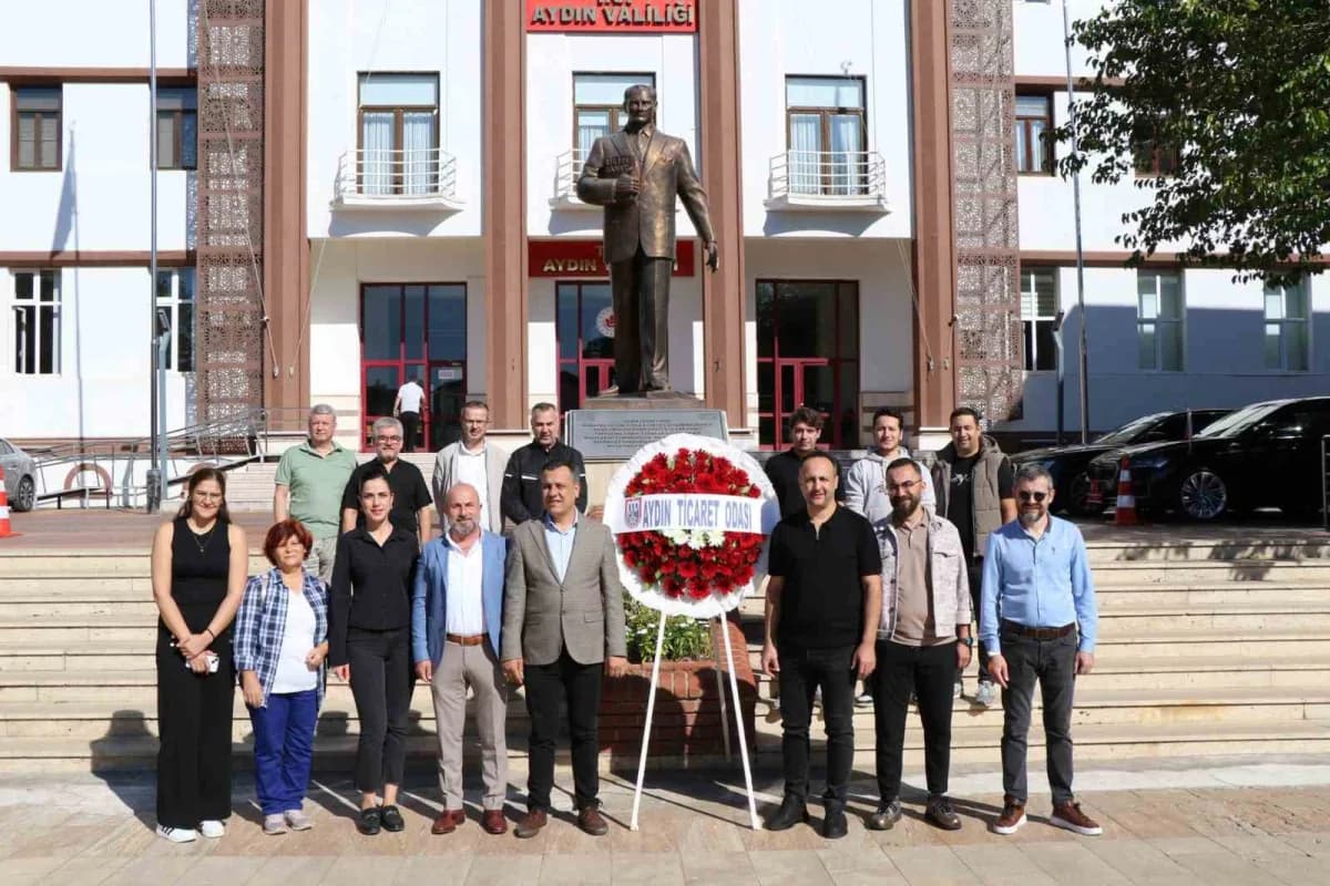 Aydın Valiliği önünde Sigorta Haftası çelenk sunma töreni sırasında Atatürk Anıtı önünde düzenlenen etkinlik