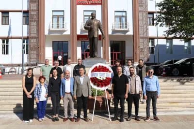 Aydın Valiliği önünde Sigorta Haftası çelenk sunma töreni sırasında Atatürk Anıtı önünde düzenlenen etkinlik