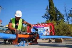 Aydıncık Yeni Mahalle’de MESKİ ekiplerinin içme suyu hattı yenileme çalışması yapması