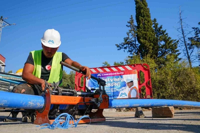 Aydıncık Yeni Mahalle’de MESKİ ekiplerinin içme suyu hattı yenileme çalışması yapması