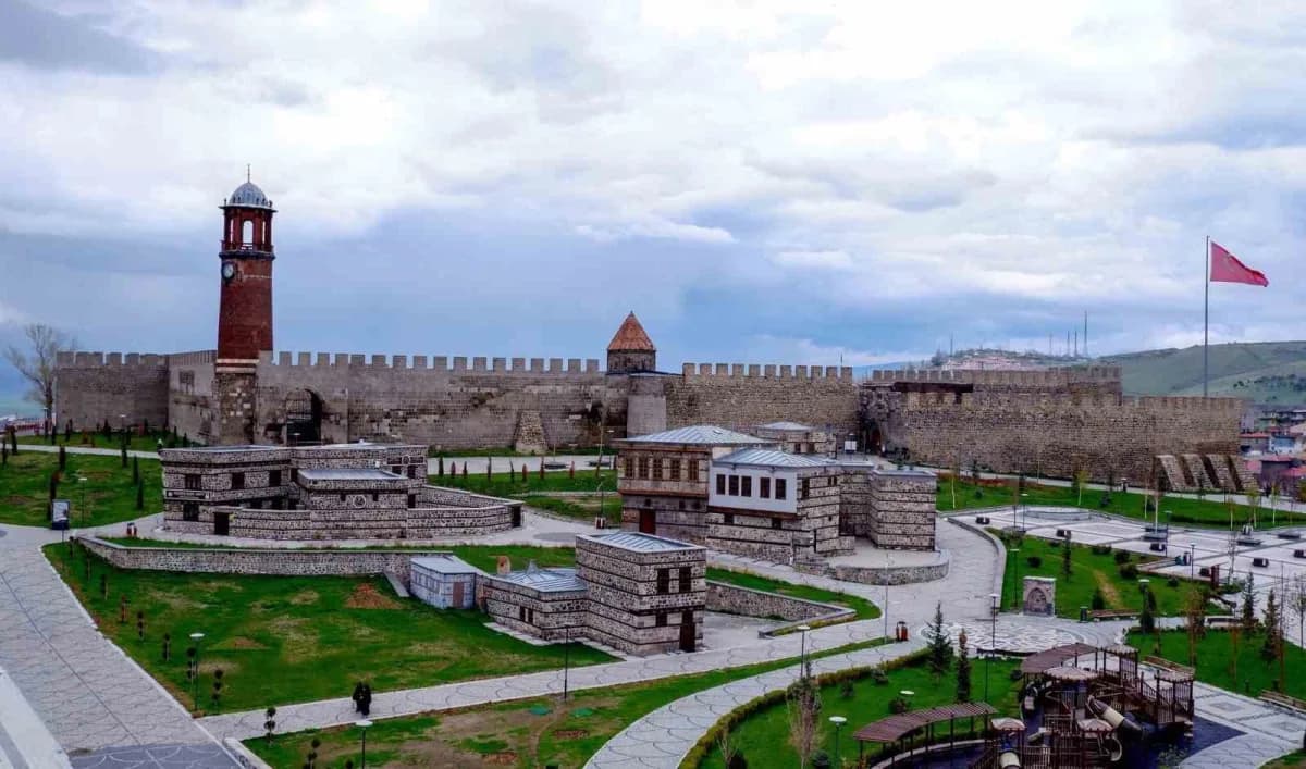 Erzurumlu kadın kahraman Ayşe Çavuş’un Millî Mücadele dönemine ait resmi belgeler ve madalyası