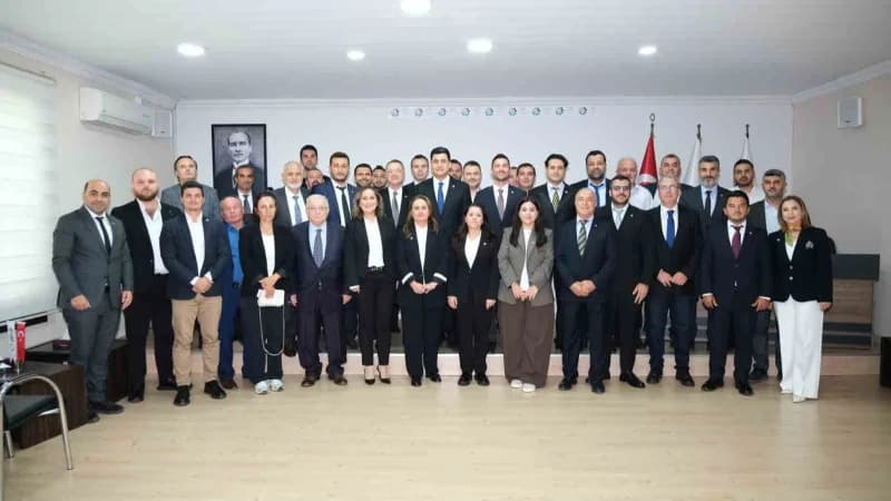 Aydın Sanayi Odası seçimlerinde yeniden başkan seçilen Gökhan Maraş üyelerle birlikte