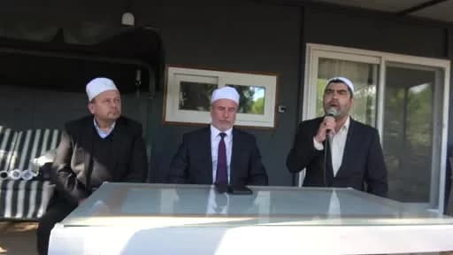 Ayvalık Altınova Mahallesi’nde zeytin hasadı sırasında dualar eşliğinde kadın çiftçilerin zeytin toplaması ve protokol ü