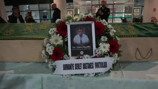 Ayvalık’ta deniz kazasında hayatını kaybeden Dr. Bingüllü için Burhaniye Devlet Hastanesi önünde
