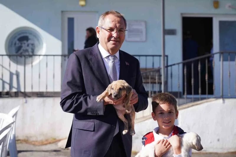 Ayvalık Belediye Başkanı Mesut Ergin, Dünya Hayvanları Koruma Günü’nü Ayvalık Belediyesi Geçici Bakım ve Rehabilitasyon
