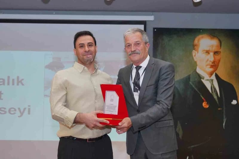 Önceki dönem Kent Konseyi Başkanı Halil Coşkun Genel Sekreter Galip Bodur'a plaket verdi