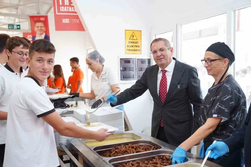Ayvalık Öğrenci Kent Lokantasında öğrenciler uygun fiyata yemek yiyor