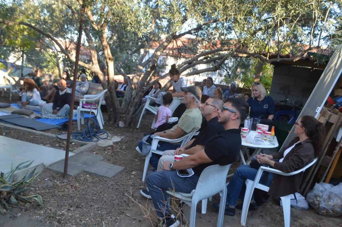 Ayvalık ilçesinde, bir evin bahçesinde gerçekleştirilen sıra dışı sanat gösterisi, izleyenlere unutulmaz anlar yaşattı.