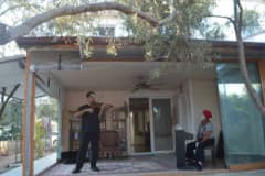 Ayvalık’ta bir evin bahçesinde zeytin ağacının gölgesinde gerçekleştirilen pandomim ve müzik performansı