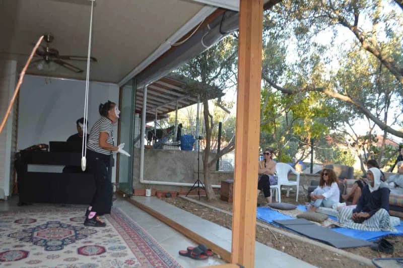 Ayvalık ilçesinde, bir evin bahçesinde gerçekleştirilen sıra dışı sanat gösterisi, izleyenlere unutulmaz anlar yaşattı.