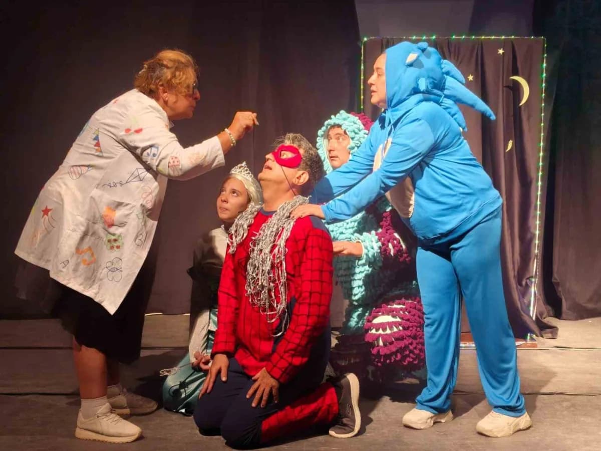 Ayvalık Belediye Tiyatrosu oyuncuları Rüya Takımı çocuk oyununu sahnede performans sergilerken