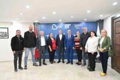 Balıkesir Büyükşehir Belediye Başkanı Ahmet Akın, CHP Ayvalık İlçe Başkanı Gökay Bacan ile toplantıda
