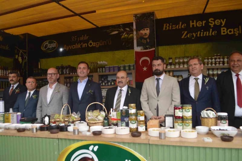 Protokol üyeleri, stantları tek tek ziyaret ederek üreticilerden yeni sezon Hasat ürünleri hakkında