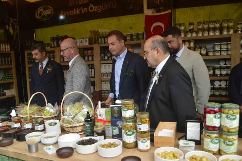 Protokol üyeleri, stantları tek tek ziyaret ederek üreticilerden yeni sezon Hasat ürünleri hakkında