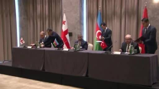 Azerbaycan Savunma Bakanı Zakir Hasanov, Türkiye ve Gürcistan Savunma Bakanları ile toplantı sonrası basın açıklaması ya