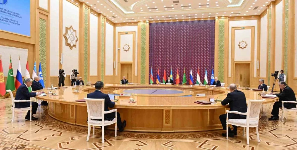 Azerbaycan Cumhurbaşkanı İlham Aliyev BDT toplantısında konuşma yaparken