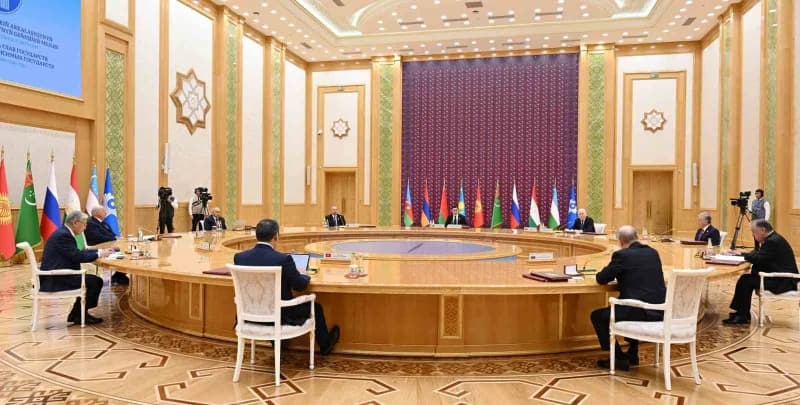 Azerbaycan Cumhurbaşkanı İlham Aliyev BDT toplantısında konuşma yaparken
