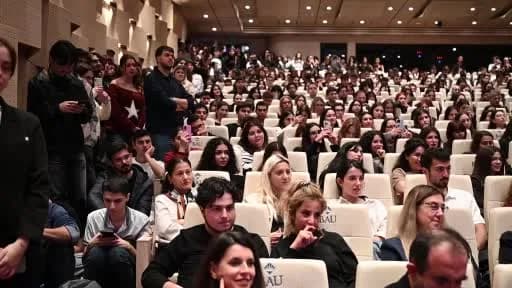 Prof. Dr. Aziz Sancar Bahçeşehir Üniversitesi’nde öğrencilere konuşma yaparken