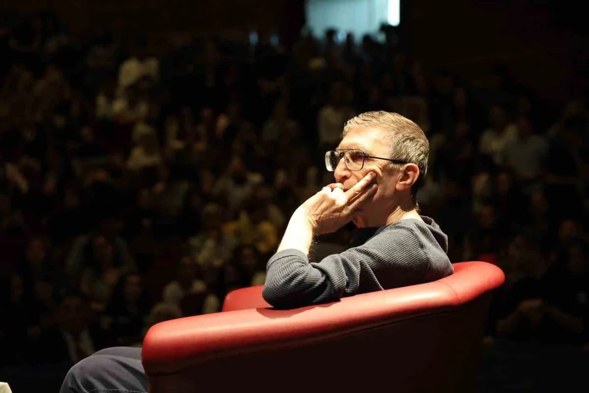 Prof. Dr. Aziz Sancar Diyarbakır Dicle Üniversitesinde öğrencilere sunum yapıyor