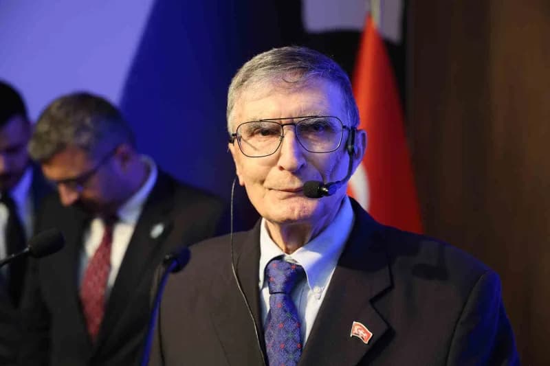 Prof. Dr. Aziz Sancar, Adana Alparslan Türkeş Bilim ve Teknoloji Üniversitesi’nde konferans verirken