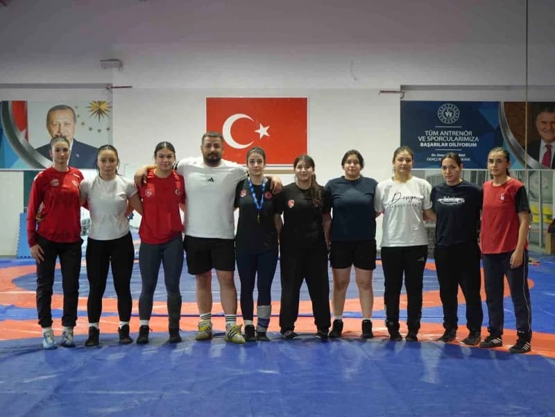 Güreş kariyerinde önemli bir başarıya imza atan Yüksel, Hırvatistan'da düzenlenen Balkan Güreş Şampiyonası'nda U20 kadın