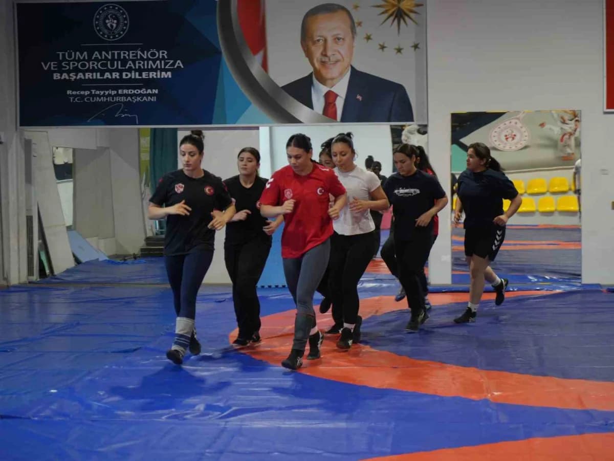 Babasının karşı çıktığı güreşte Balkan şampiyonu oldu