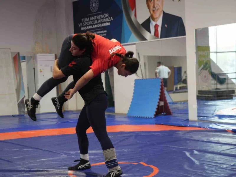Gaziantep'te yaşayan 18 yaşındaki Sema Yüksel, babasının "Erkek sporu" diyerek karşı çıktığı güreşte Balkan şampiyonu ol