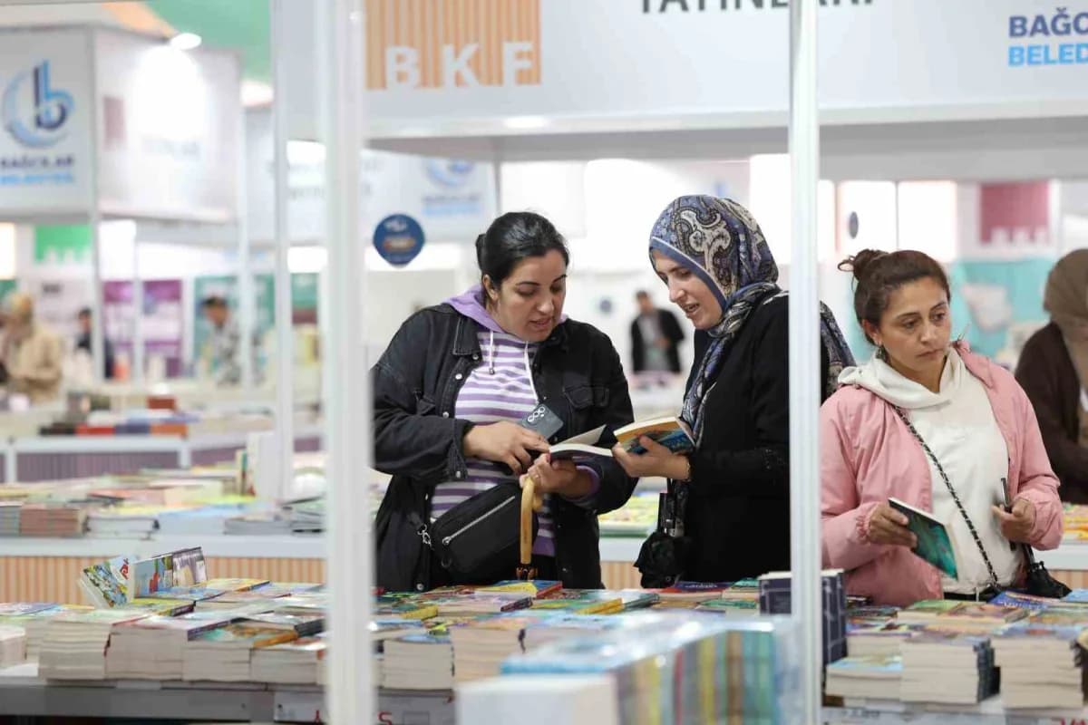 Bağcılar Belediyesi tarafından bu yıl 5'incisi düzenlenen Bağcılar Kitap Fuarı (BKF'26), kitapseverlere kapılarını açtı.