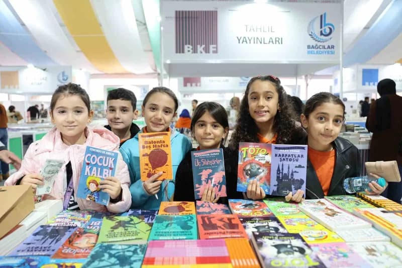 Bağcılar Belediyesi tarafından bu yıl 5'incisi düzenlenen Bağcılar Kitap Fuarı (BKF'26), kitapseverlere kapılarını açtı.