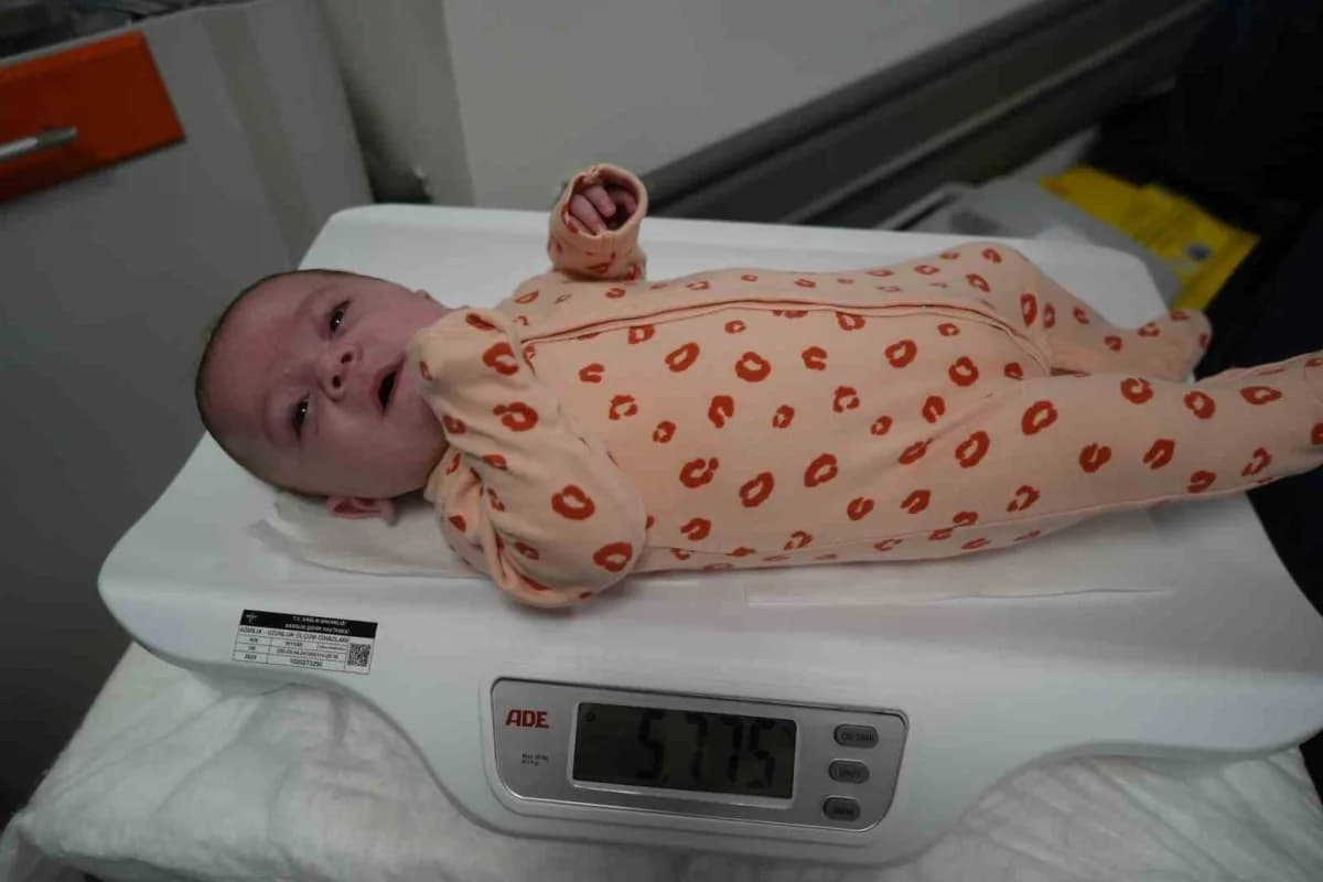 Gebeliğin 24. Haftasında 720 gram ağırlığında dünyaya gelen Bahar bebek, tedavi sürecinde 600 grama kadar düşmesine rağm