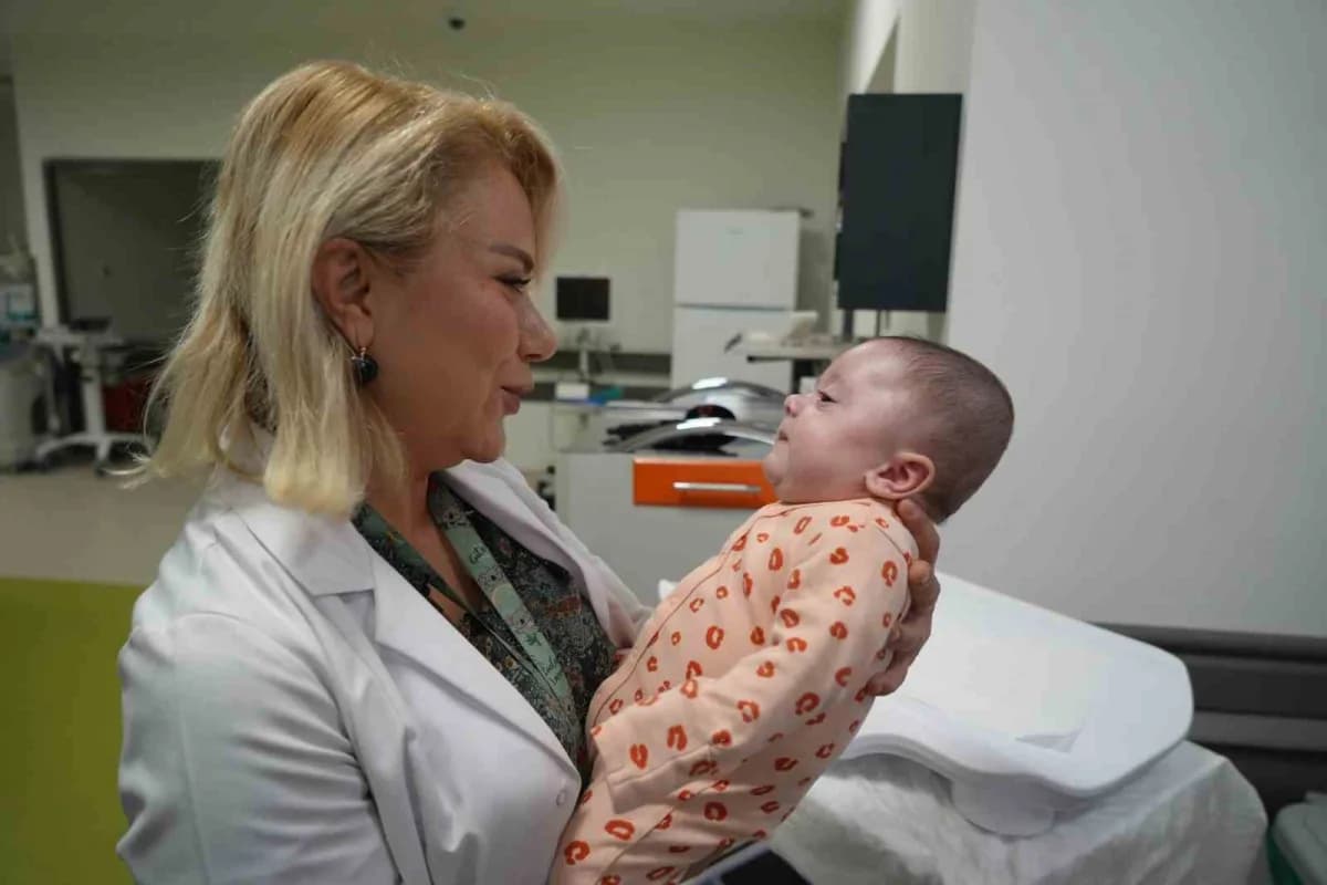 Samsun Şehir Hastanesi Yenidoğan Yoğun Bakım Ünitesi’nde tedavi gören Bahar bebek ve sağlık personeli