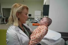 Samsun Şehir Hastanesi Yenidoğan Yoğun Bakım Ünitesi’nde tedavi gören Bahar bebek ve sağlık personeli