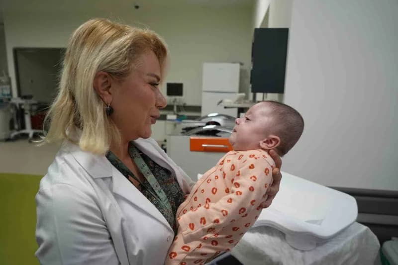 Samsun Şehir Hastanesi Yenidoğan Yoğun Bakım Ünitesi’nde tedavi gören Bahar bebek ve sağlık personeli
