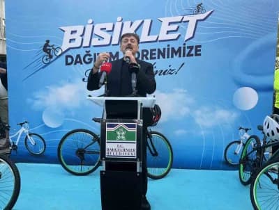 Bahçelievler’de 45. Bisiklet Çekilişi ve Dağıtım Töreni’nde çocuklara bisiklet teslimi yapılırken çekilmiş fotoğraf