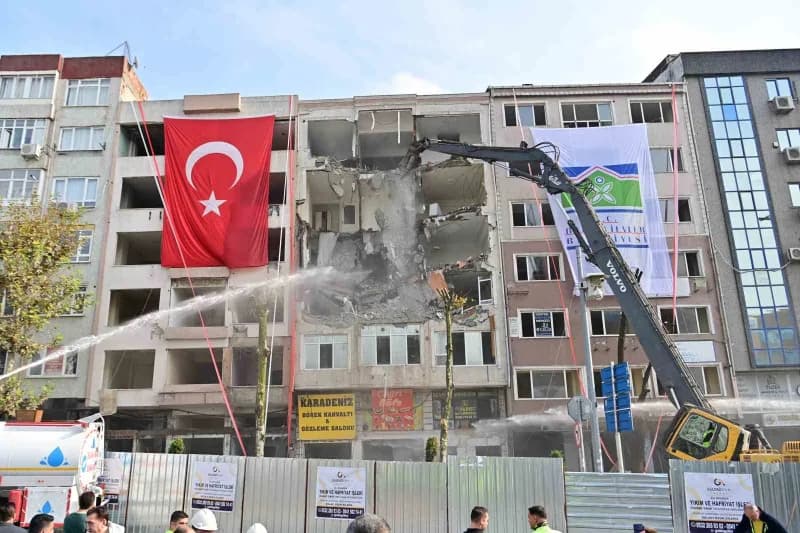 Bahçelievler’de kentsel dönüşüm kapsamında yıkılan bina ve inşaat çalışmaları