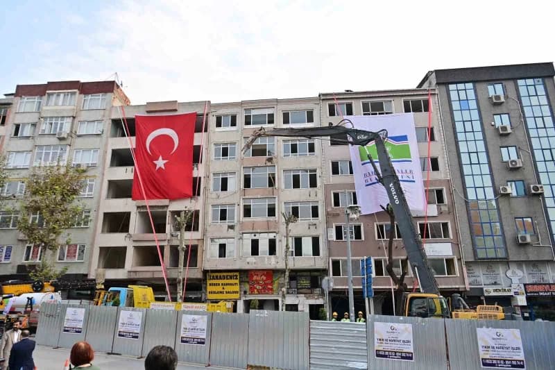 İstanbul Bahçelievler'de Kentsel Dönüşüm çalışmaları kapsamında 6 bininci binanın yıkımı gerçekleşti