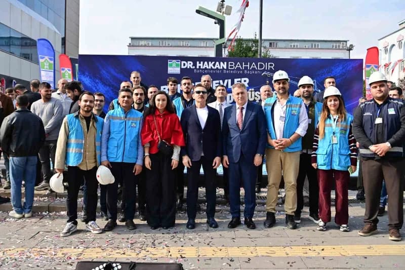 Yıkım törenine Bahçelievler Belediye Başkanı Hakan Bahadır, hak sahipleri ve vatandaşlar katıldı