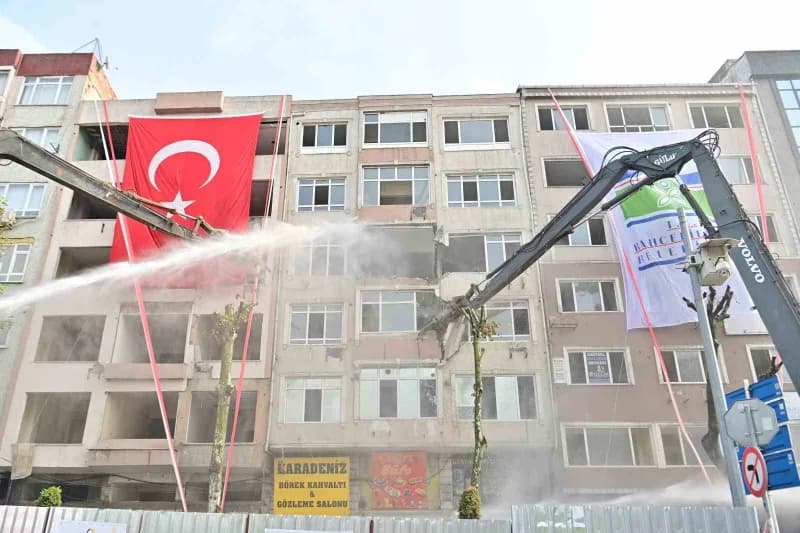 İstanbul Bahçelievler'de Kentsel Dönüşüm çalışmaları kapsamında 6 bininci binanın yıkımı gerçekleşti
